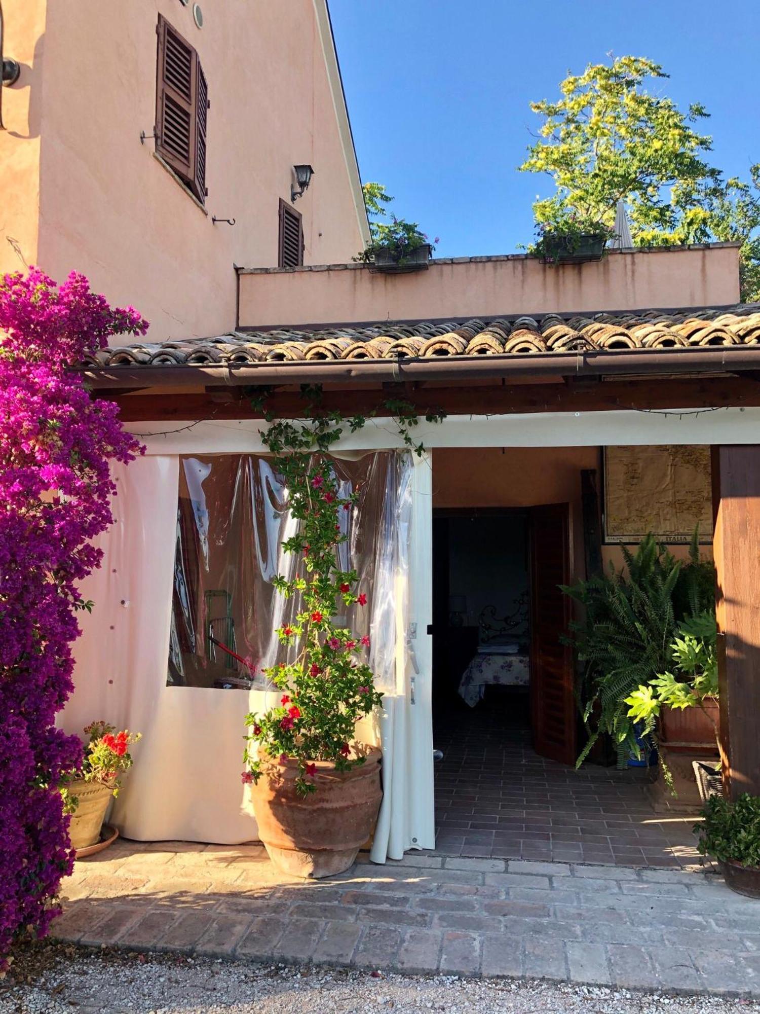 Appartamento Fronte Piscina Montemarciano Kültér fotó